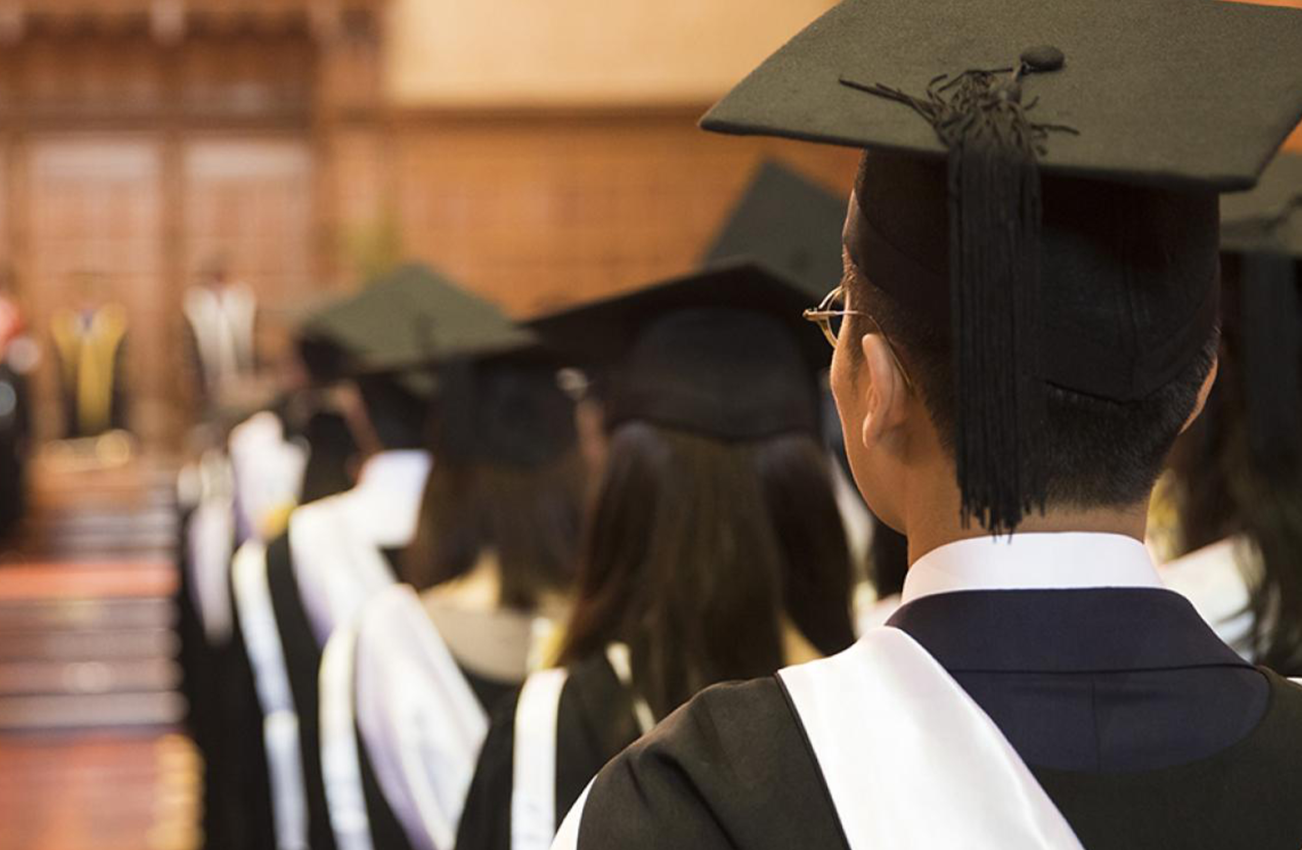 Выпускники британских вузов. Выпускник вуза. Выпускной студентов. Выпускной в вузе. Университет студенты.